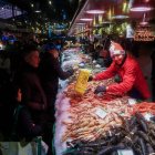 Un comerciante vende pesacdo en el mercado de la Boquería de Barcelona.