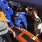 Rescate de los supervivientes del naufragio, ayer.