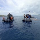 Labuan Bajo (Indonesia), 27/12/2025.- A handout photo made available by the Indonesian National Search and Rescue Agency (BASARNAS) shows rescuers searching for missing tourists in the water near Padar Island, Labuan Bajo, Indonesia, Labores de rescate en el mar del barco que naufragó y en el que ha muerto un hombre y tres de sus hijos.