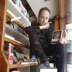 Héctor Escobar, en la Librería Universitaria.