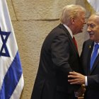 Foto de archivo del presidente de EE.UU., Donald Trump (L), y el primer ministro de Israel, Benjamin Netanyahu, en el parlamento israelí el 13 de octubre de 2025. El líder israelí viaja hacia EE.UU para reunirse con el mandatario estadounidense y hablar sobre su plan de paz para Gaza. EFE/EPA/JALAA MAREY / POOL
                       
                      //////////.