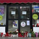Imagen de archivo de velas y flores colocados por vecinos en la puerta de la óptica que el exalcalde de Gandia, Arturro Torro, había abierto recientemente en una céntrica calle de la población después de abandonar la política. /Archivo. EFE/Raquel Segura.