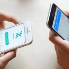 Una joven utiliza Bizum para hacer un pago y avisa por wasap a un joven