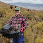 Uno de los participantes en las jornadas de reforestación organizadas en Valdavido.