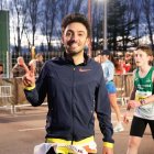 Fernando Carro celebra con el signo de victoria su éxito en León.