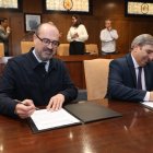 El alcalde y el consejero en la firma del protocolo