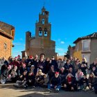 Vecinos de Villarrín del Páramo frente a la iglesia.