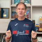 El atleta soriano Abel Antón con la camiseta de los 10K Ciudad de Astorga 2026.