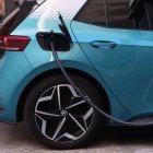 Archivo - Un coche recibe carburante, en una gasolinera.