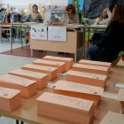 Imagen de archivo (21/12/2025) de varias personas en un colegio electoral ubicado en Plasencia (Extremadura). EFE/ Eduardo Palomo.