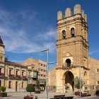 El centro de La Bañeza, con su emblemático Ayuntamiento y la iglesia de Santa María, es hoy uno de los núcleos rurales que atrae a nuevas familias gracias a las ayudas públicas de la Junta de Castilla y León