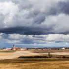 Grajal de Campos se alza en las llanuras de Tierra de Campos, una comarca histórica que fue el granero de España y hoy guarda uno de los enigmas arquitectónicos más singulares de León.