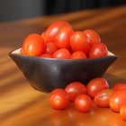 Los almerienses instauran la tradición de comerse 12 tomates en Nochevieja.