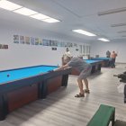 Varios jugadores en la nueva sede del Club Billar Astorga en la Plaza los Marqueses.