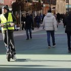 Un usuario de un patinete circula por Ordoño II. Desde mañana jueves estará prohibido hacerlo en esa calle.