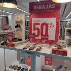 Archivo - Rebajas en un comercio local del Casco Viejo de Bilbao.