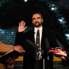 El nuevo alcalde de Nueva York, Zohran Mamdani (c) jura su cargo en el ayuntamiento de la ciuad este jueves.