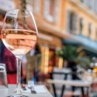 El vino rosado, símbolo de frescura y elegancia, vive un auge internacional que va más allá de la Provenza.