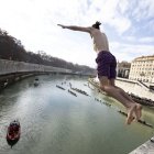 'Mr Ok', Marco Fois, salta al Tíber desde el céntrico puente Cavour, cerca del Castillo de Sant'Angelo.