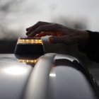 Vista de la baliza luminosa V-16 conectada, único dispositivo autorizado para señalizar una avería o incidencia en carretera.