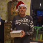 Jesús Calleja entrega un regalo de los Reyes Magos a su nieto.