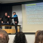 Un policía local habla con Antonio Turiel y Antonio Liébana, cuando la charla estaba a punto de terminar.