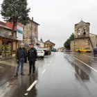 Visita de Eduardo Diego Pinedo junto a Manuel Rodríguez Díez en la travesía de Riello.