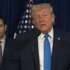 Captura de video tomada de una transmisión de La Casa Blanca del presidente de Estados Unidos, Donald Trump, junto al secretario de Estado Marco Rubio, durante una declaración este sábado, desde Palm Beach (FL, EE.UU.).