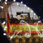 El Mago Chalupa y el alcalde de Ponferrada, en el balcón de la casa consistorial.