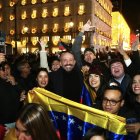 El vicesecretario de Educación e Igualdad del Partido Popular, Jaime de los Santos, en la Puerta del Sol celebrando la detención de Nicolás Maduro.