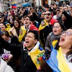 Decenas de venezolanos celebran la "caída del régimen de Maduro", en la Puerta del Sol, a 3 de enero de 2026, en Madrid (España). 