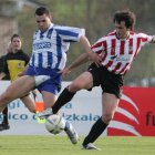Guille pelea un balón en el partido de marzo del 2005, el primer triunfo bercino en Lezama.