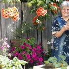 Celerina Ferrero en su florido corral tocando la pandereta, en una foto de 2014.