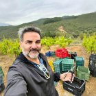 Manuel Ruiz 'Queco', en la parcela que tiene apadrinada en Cubillines (Cubillos del Sil).