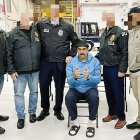 Fotografía que muestra al presidente de Venezuela, Nicolás Maduro escoltado por agentes de la DEA.