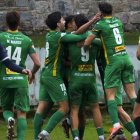 Ceínos es felicitado tras anotar el 0-1 de falta.