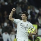 Gonzalo García celebra con el balón del partido y el puño en alto su gran actuación.