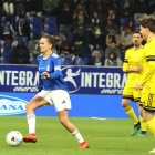 Yoli Chamorro conduce el balón con elegancia.