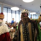 Los Reyes Magos han llegado a León subidos en un  tren, dispuestos a elevar la emociones contenidas en el vestíbulo de la estación.