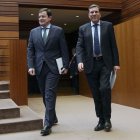 El presidente de la Junta, Alfonso Fernández Mañueco junto al consejero de Economía, Carlos Fernández Carriedo.