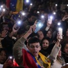 Ciudadanos venezolanos se manifiestan a favor de la democracia en Venezuela.