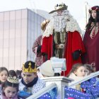 Los leoneses reciben a la cabalgata de los Reyes Magos.