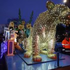 Un león iluminado brilló en la cabalgata ante decenas de familias.