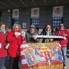 Algunos integrantes de la peña sportinguista con un buen número de entradas en su poder.