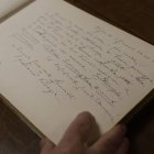 El canónigo y director del Archivo de la Catedral de León, Nicanor Martínez García, muestra la dedicatoria en el Libro de Firmas.