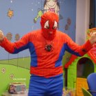 Paco Romo encarna a Spiderman en la planta de Pediatría del Hospital de León.