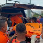 Equipo de rescate en el naufragio en Indonesia.