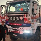 Raúl Arteaga delante del camión del TH Trucks Team con el que compite en el Dakar.