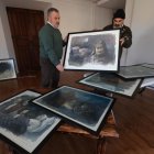 El alcalde de Camponaraya y un técnico municipal, con las pinturas de Luis Gómez Domingo.