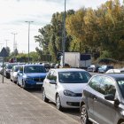 Coches aparcados en una avenida de León
